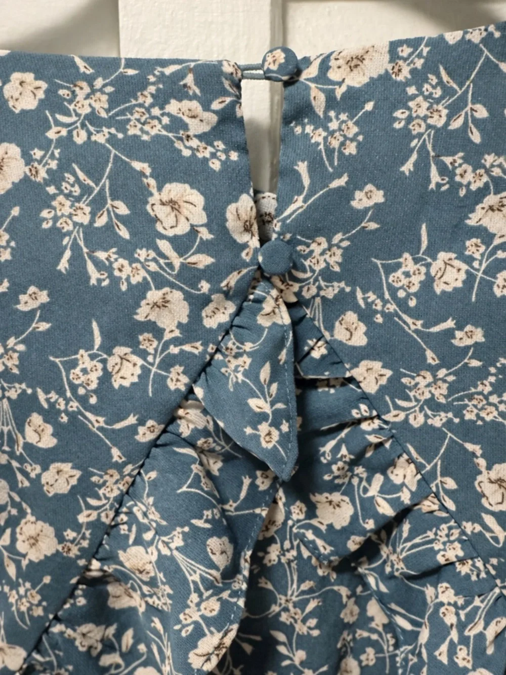 Nasty Gal 🩶 Blue Floral Wrap Romper - Picture 5 of 7